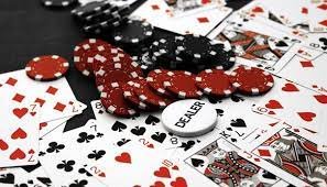 Dealer profesional di studio Mega Moolah mengoperasikan permainan dengan peralatan standar industri